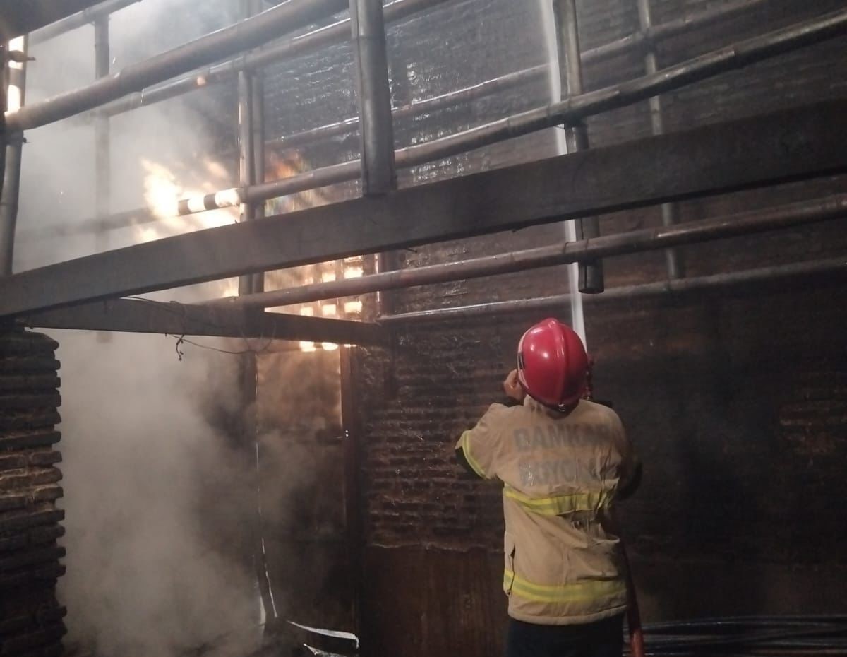 Damkar Boyolali padamkan api di Dukuh Bentangan, RT/RW 02/02, Desa Doplang, Kecamatan Teras, Rabu (15/10/2025).