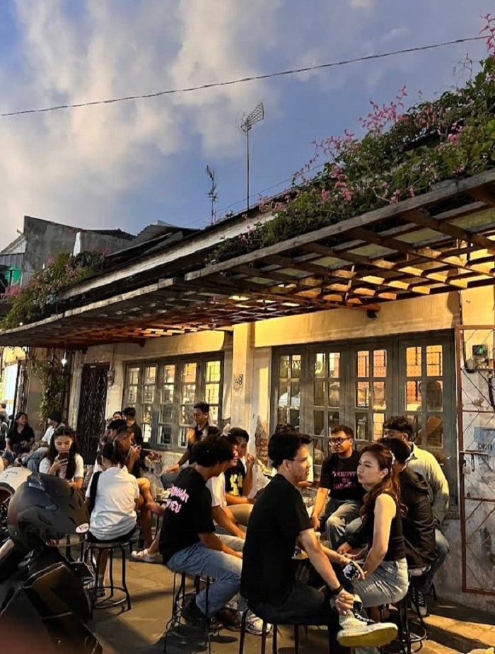 Lima kafe kalcer terbaik di Solo dengan suasana aesthetic, kopi nikmat, dan spot Instagramable untuk nongkrong seru.