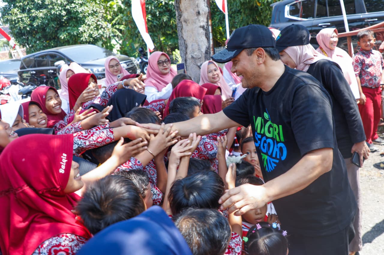 Gubernur Jateng Ahmad Luthfi berinteraksi dengan pelajar di Desa Pidodo Kulon, Patebon, Kendal di sela pemberian bantuan dan layanan gratis dari Pemprov Jaten, Rabu (15/10/2025).