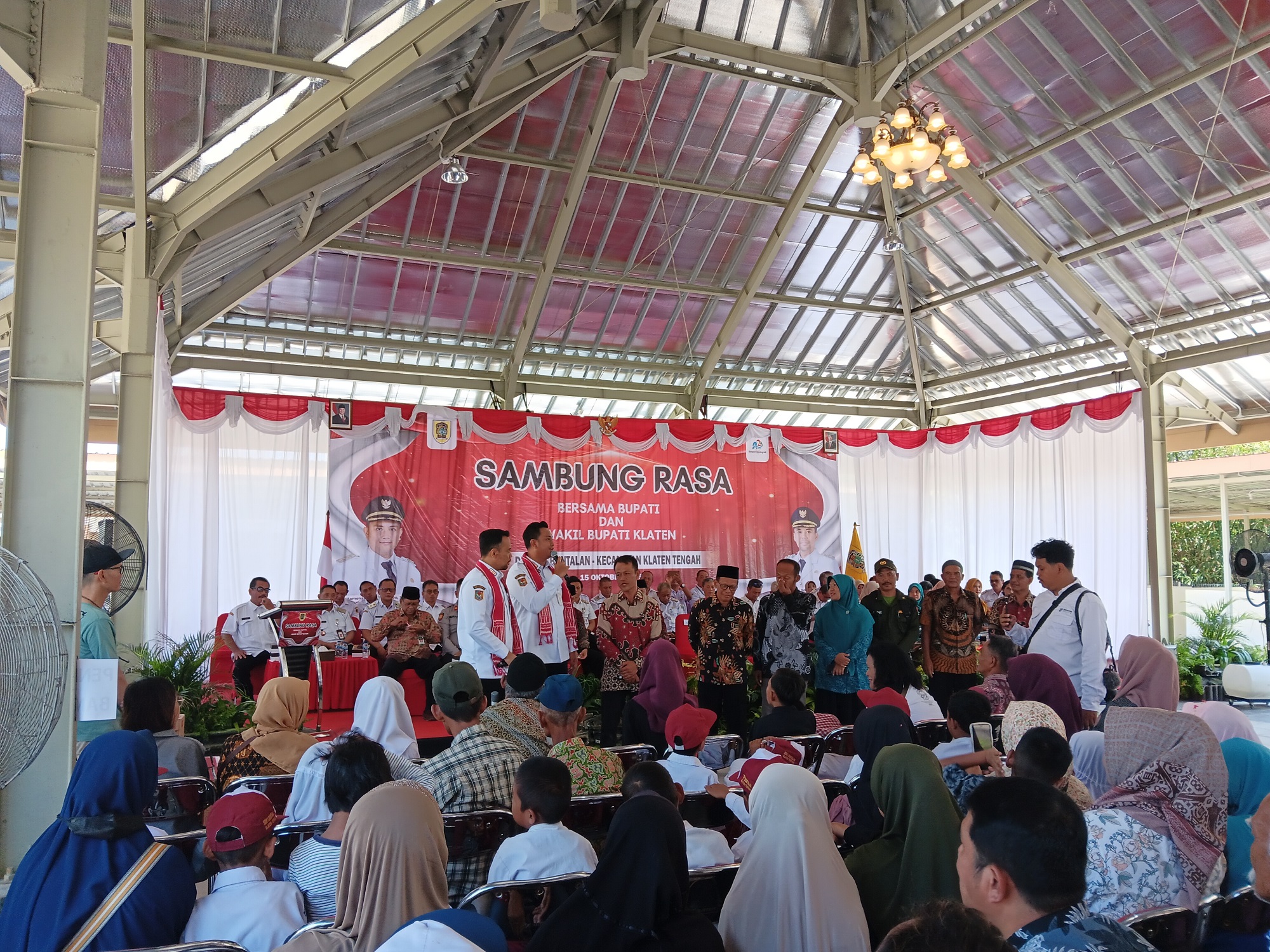 Bupati dan Wabup Klaten mendengarkan keluhan dan maukan warga Kelurahan Buntalan, Kecamatan Klaten Tengah. (Angga Purenda/Radar Solo)