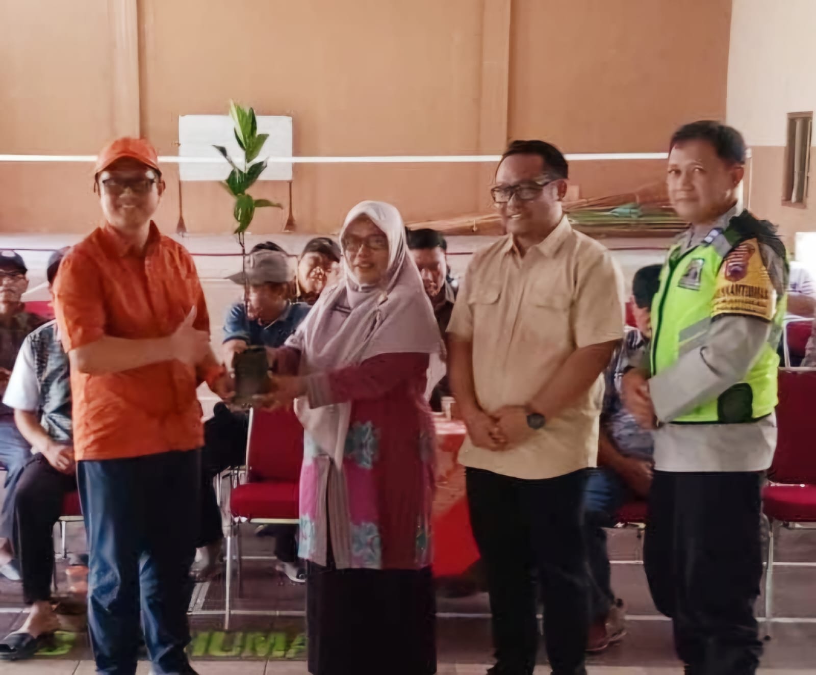 Tenaga Ahli Wakil Ketua Komisi IV DPR RI Budi Hartanto serahkan 1000 bibit nangka di Klaten. (ist)