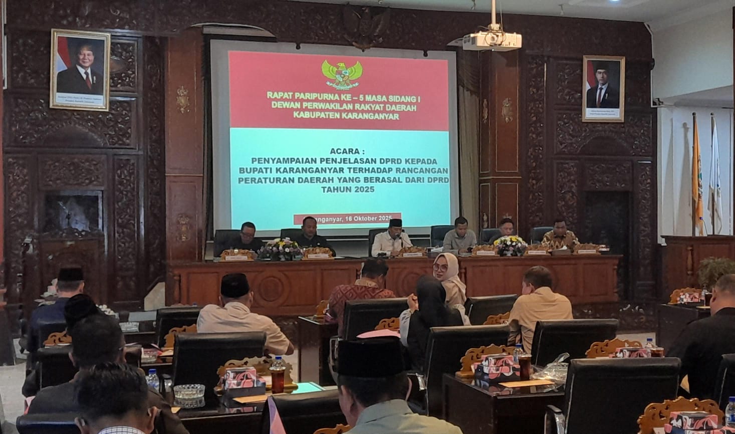 Rapat paripurna DPRD Karanganyar membahas raperda inisiatif DPRD kepada Bupati Karanganyar, Kamis (16/10/2025) siang. (Rudi Hartono/Radar Solo)