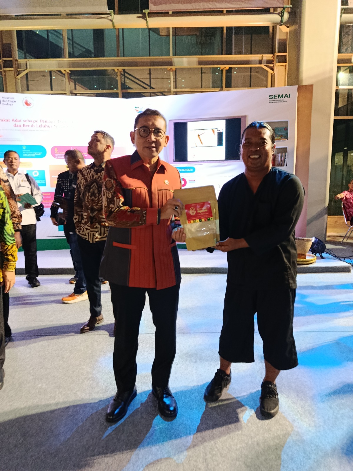 Pendiri Sanggar Rojolele Delanggu saat menyerahkan beras rojolele kepada Menteri Kebudayaan Fadli Zon. (Dokumentasi Sanggar Rojolele Delangggu)