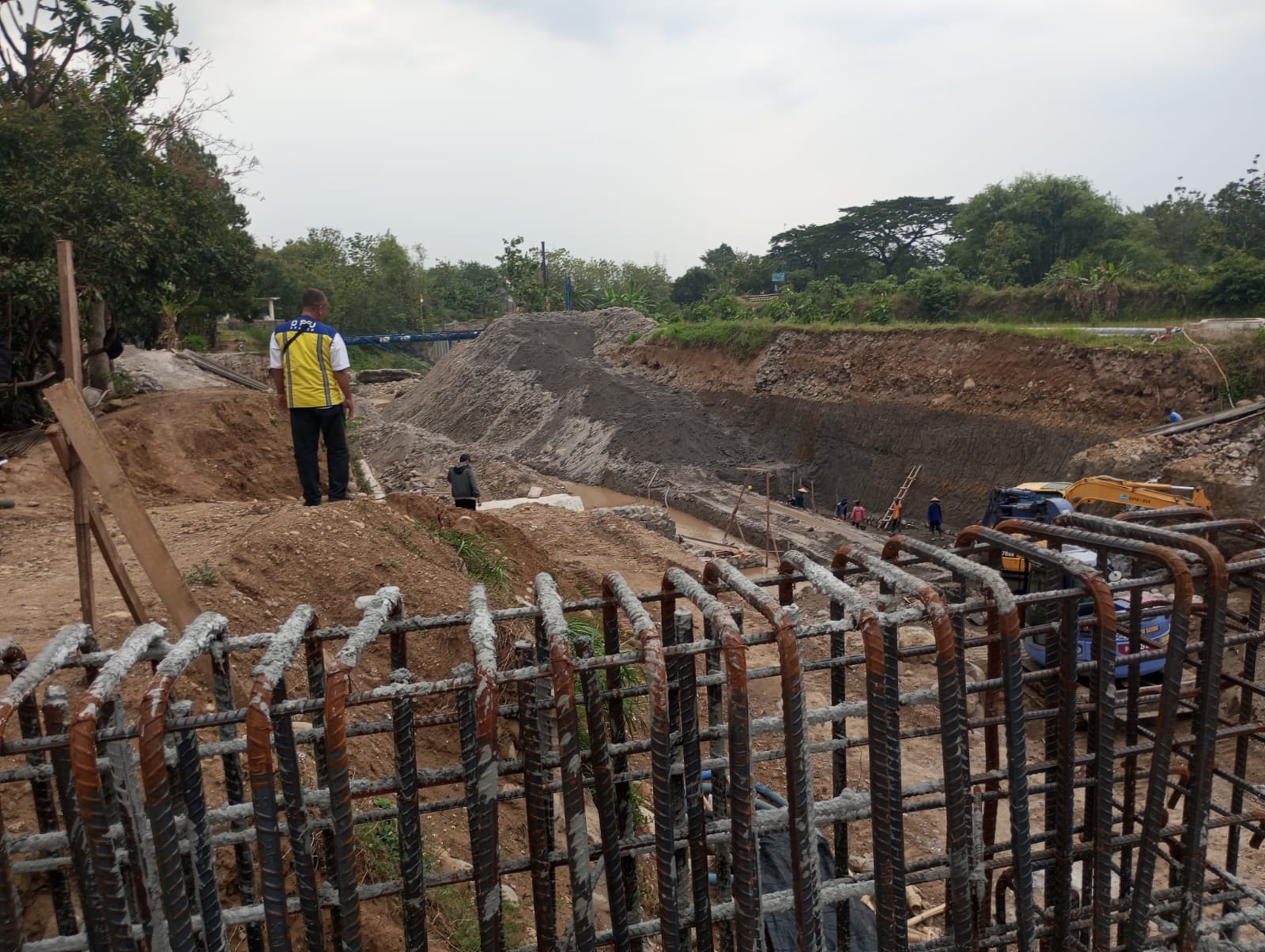 Pembangunan ulang Jembatan Winong yang menghubungkan Kecamatan Gondang, Sragen dengan Kecamatan Sine, Ngawi, Jawa Timur. (Ahmad Khairudin/Radar Solo)
