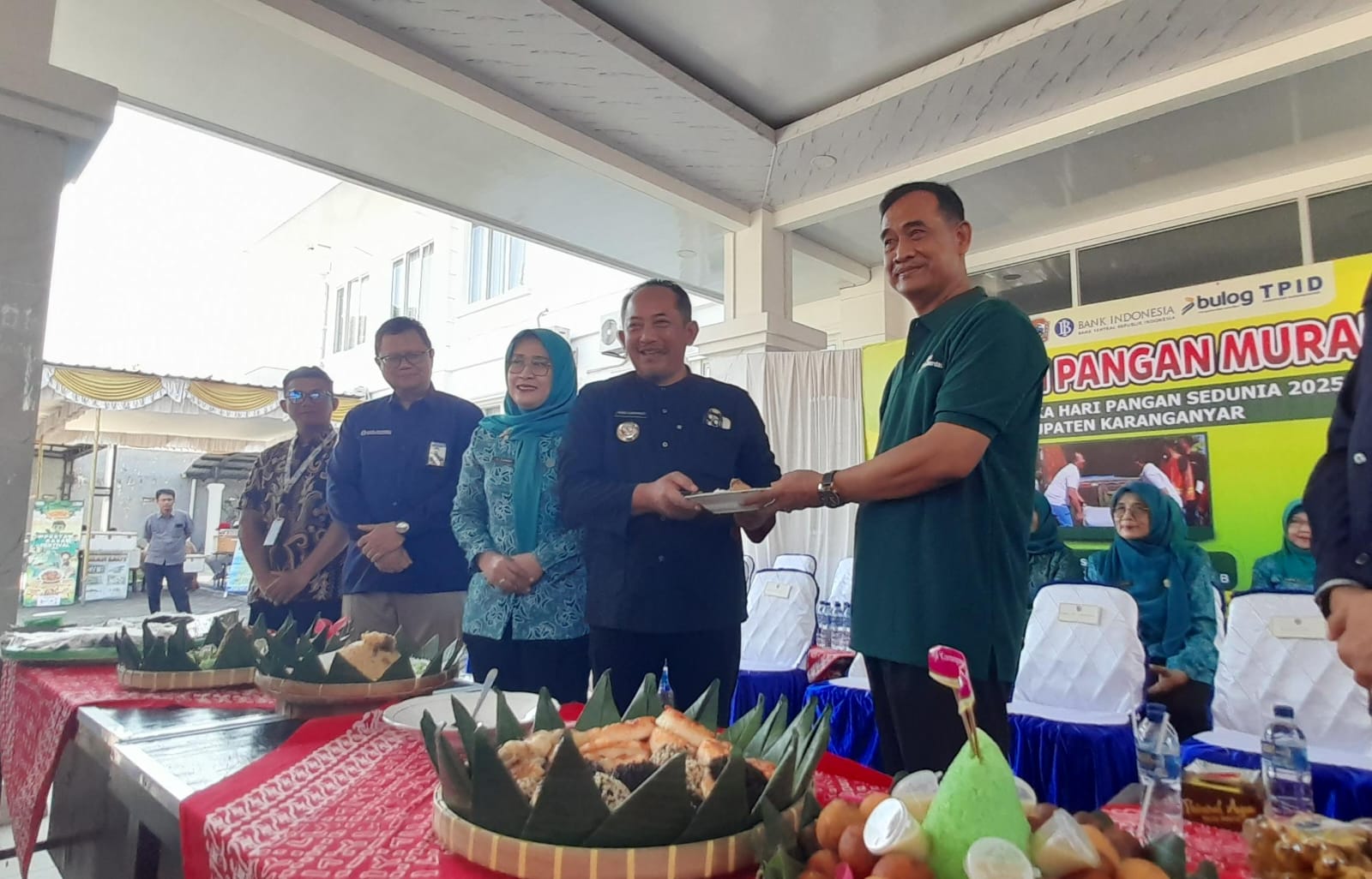 Pembukaan Gerakan Pangan Murah (GPM) di halaman Kantor Dispertan Karanganyar, Kamis (16/10/2025). (Rudi Hartono/Radar Solo)