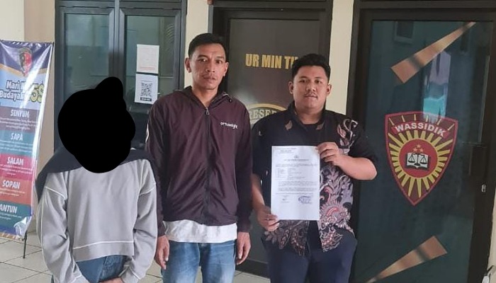 NJA, 16, siswi SMK Negeri 1 Karanganyar didampingi orang tua dan kuasa hukumnya melapor ke Polres Karanganyar, Rabu (15/10/2025). (Rudi Hartono/Radar Solo)