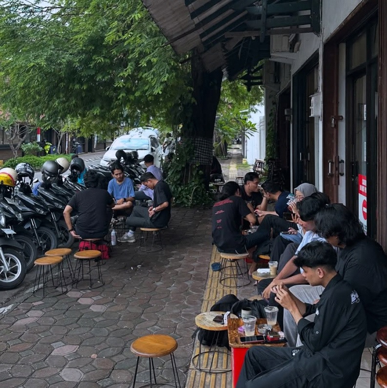 Ngopag makin seru di Solo! Ini 5 kafe hits dengan suasana cozy, menu sarapan lengkap, dan kopi nikmat untuk mulai hari Anda.
