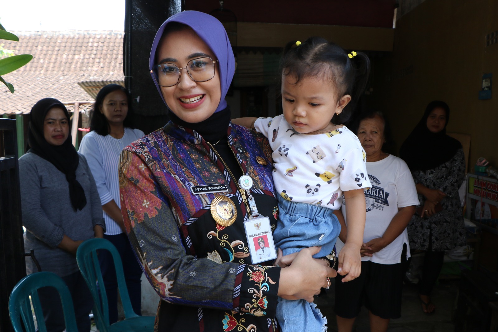 BERBAGI KEBAHAGIAAN: Wakil Wali Kota Solo Astrid Widayani saat menjalani kegiatan di Kota Bengawan.