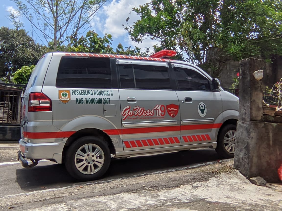 Mobil Puskesmas Wonogiri II di depan rumah M di Kelurahan Giripurwo, Kecamatan Wonogiri Kota, Kamis (16/10/2025).