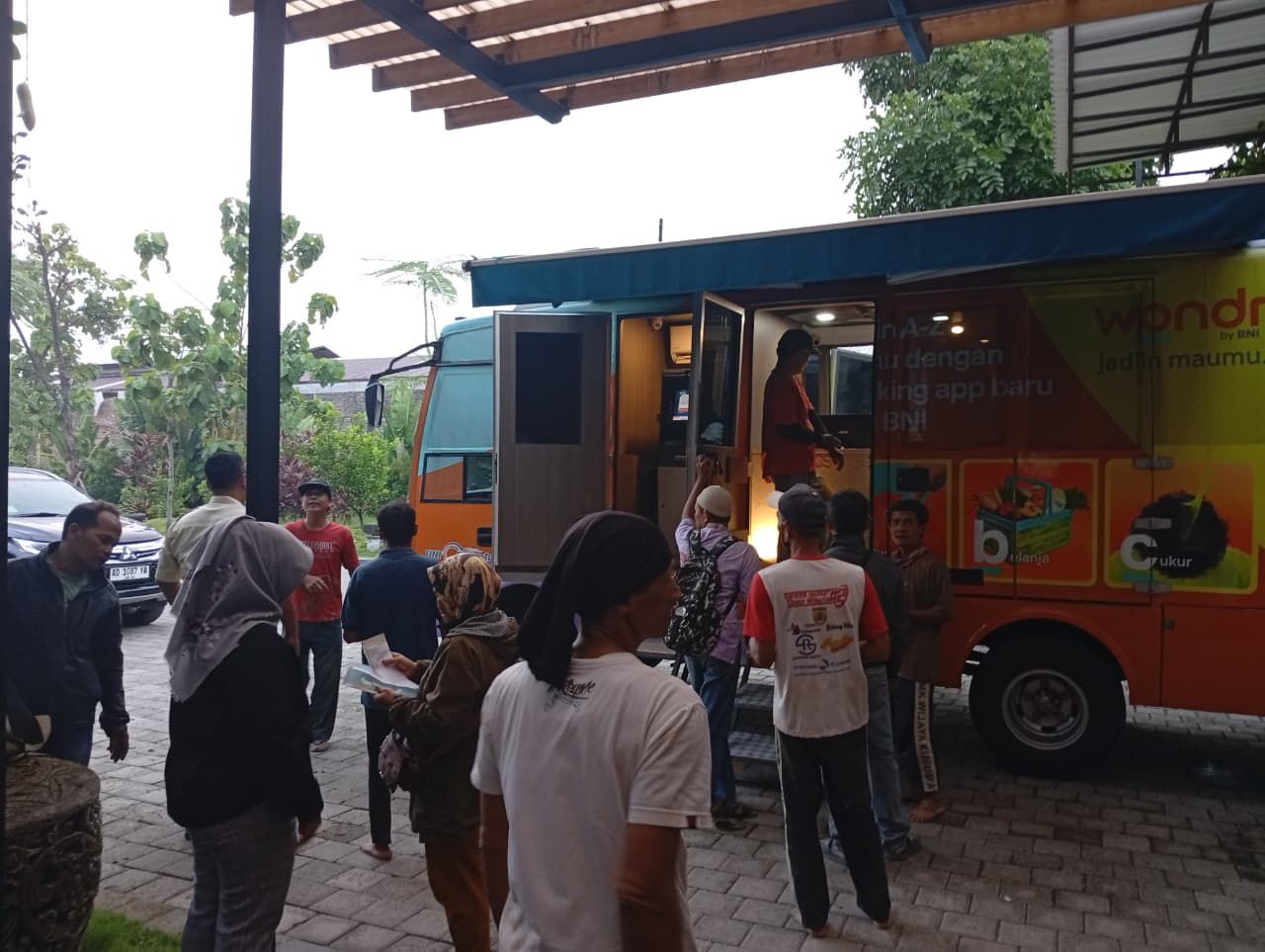 BNI Kantor Cabang Magelang menggelar layanan operasional akhir pekan melalui BNI O-Branch di peserta acara Taruna NusantaRun yang diselenggarakan di halaman SMA Taruna Nusantara, Magelang.