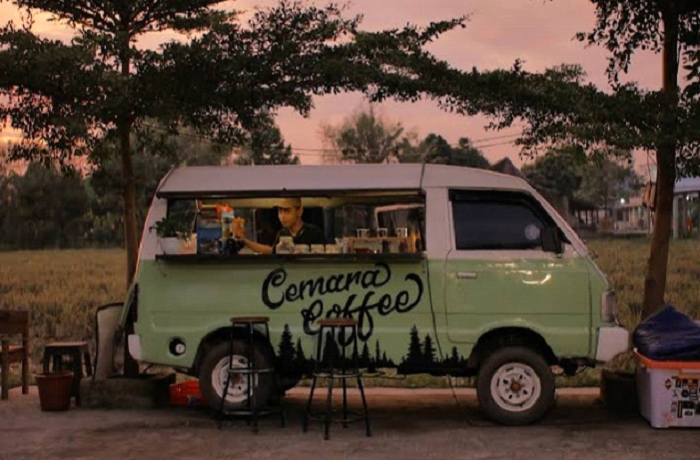 Cemara Coffee Sukoharjo tawarkan sensasi ngopi di mobil tua estetik dengan view sawah asri, cocok untuk healing sore hari.