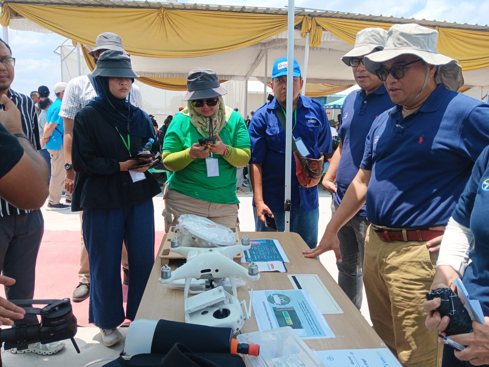 Head of Field Solutions Bayer South East Asia and Pakistan Kukuh Ambar Waluyo (paling kanan) tunjukan teknologi drone untuk mendukung riset pada sektor pertanian di Bayer Juara, Juwiring, Klaten.