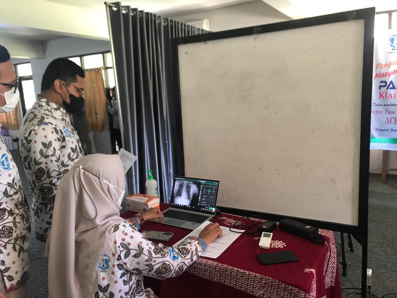 Petugas Dinkes Boyolali melakukan skrining penyebaran penderita TBC (Tuberculosis).
