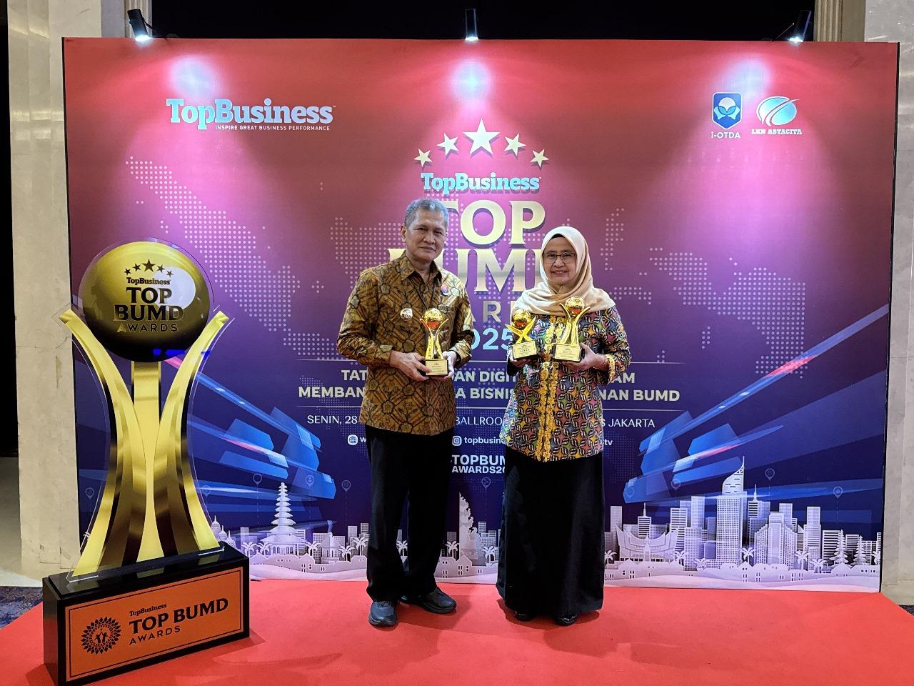 BANGGA: Bupati Wonogiri Setyo Sukarno dan Direktur Utama PT BPR BKK Wonogiri (Perseroda) Sarti saat menerima penghargaan dari Majalah Top Business beberapa waktu