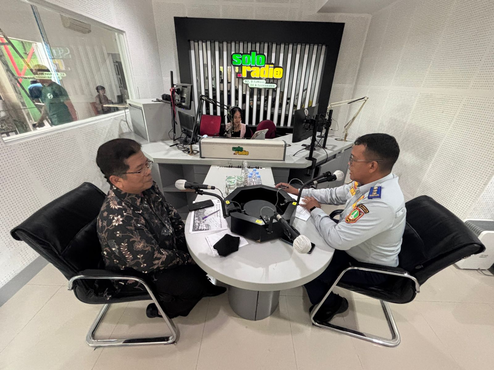 SOSIALISASI: Kepala Bidang Lalu Lintas Dinas Perhubungan Surakarta Ari Wibowo (kiri) dan Wakil Ketua Komisi III DPRD Kota Surakarta Y.F. Sukasno saat jadi narasumber di salah