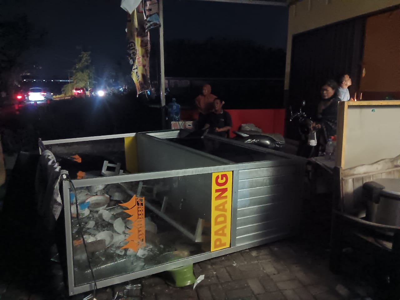 Bangunan rusak akibat tertimpa kabel tiang sutet yang roboh.