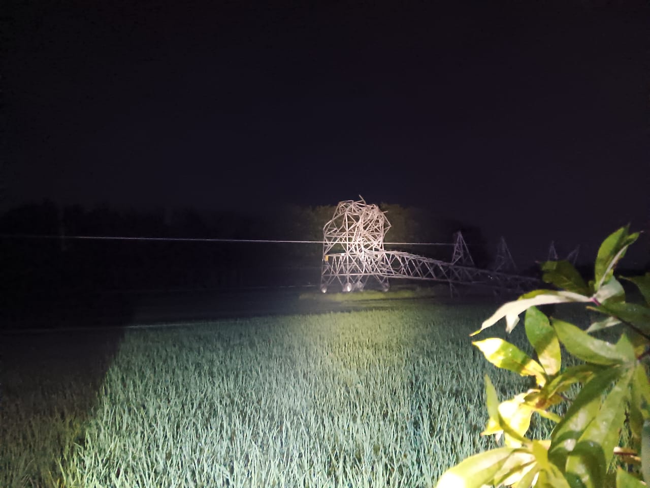 Tiang sutet di Desa Mlese, Kecamatan Ceper, Klaten yang roboh, Jumat (17/10/2025) malam.