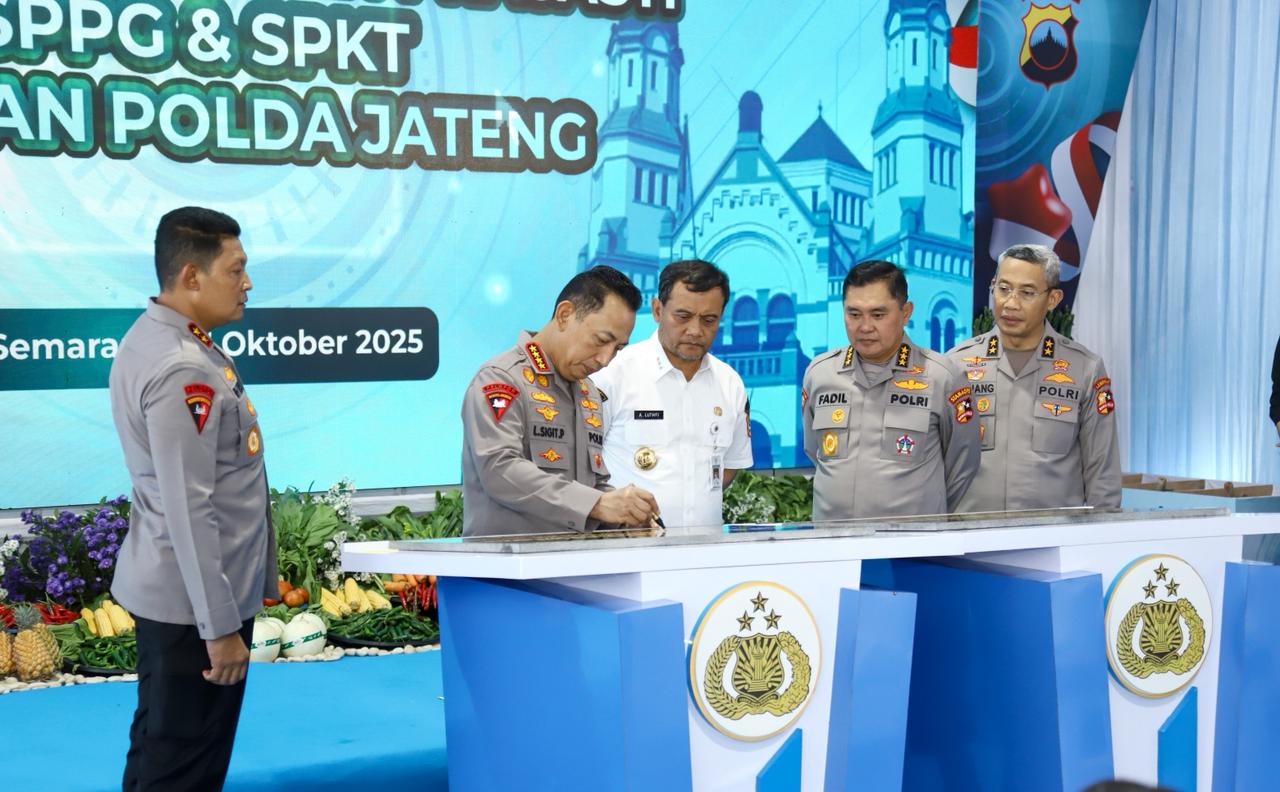 Gubernur Ahmad Luthfi (tengah) dampingi Kapolri Jenderal Listyo Sigit Prabowo resmikan SPPG Polrestabes Semarang di kompleks Asrama Polisi Gedawang, Banyumanik, Kota Semarang, Jumat (17/10/2025).