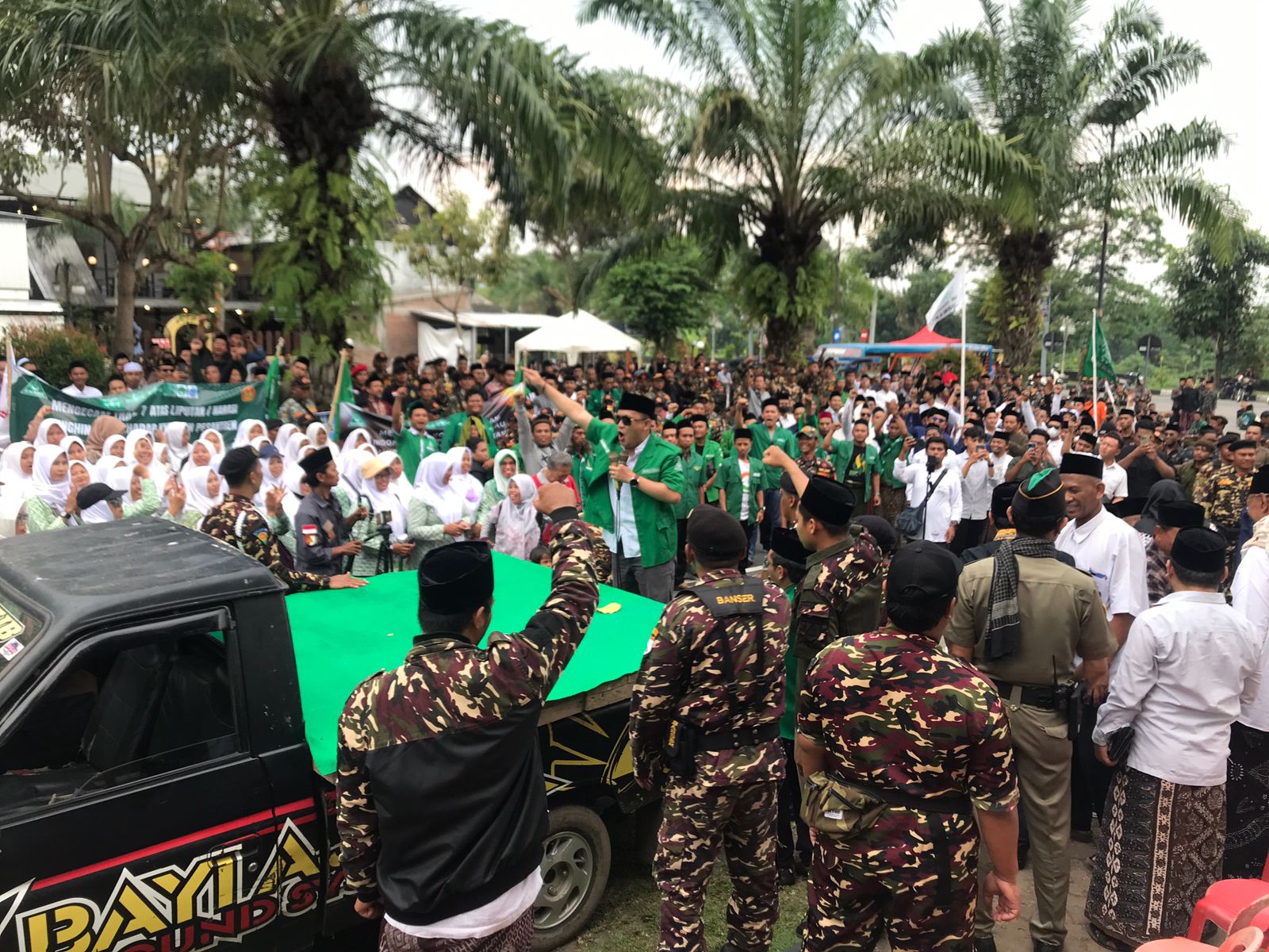 Ribuan santri melakukan aksi solidaritas Santri Bela Kyai di kompleks DPRD Boyolali, Jumat (17/10/2025).