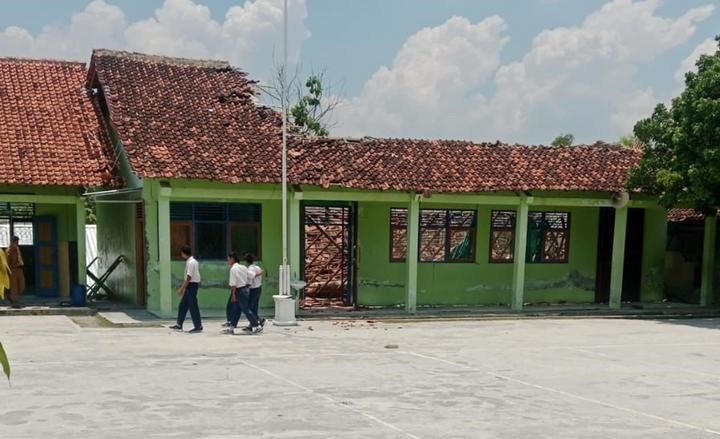 Kondisi atap SMPN 2 Juwangi yang ambruk saat jam sekolah, Rabu (15/10/2025).