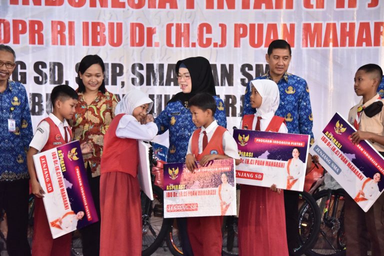 Bupati Sukoharjo Etik Suryani secara simbolis menyerahkan Kartu Program Indonesia Pintar (PIP) 2025, Jumat (17/10/2025).