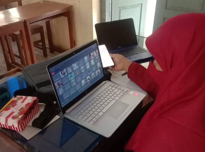 Warga Desa Poleng, Kecamatan Gesi mengakses internet gratis yang disedikan Pemkab Sragen untuk desa miskin ekstrem. (Ahmad Khairudin/Radar Solo)