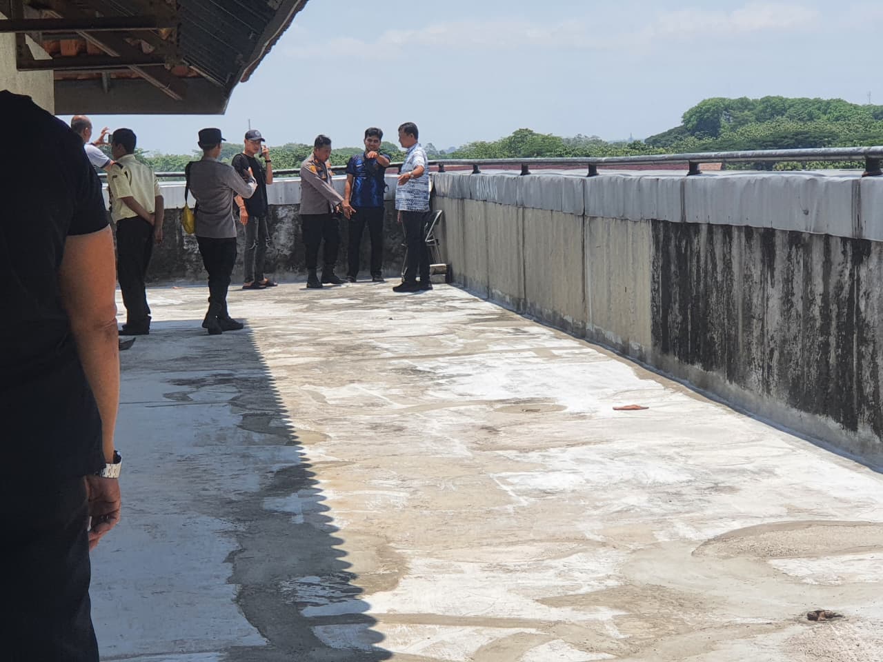 Polisi olah TKP di rooftop gedung laboratorium UIN Raden Mas Said Surakarta tempat dimana mahasiswi Jurasan Psikologi melompat, Jumat (17/10/2025).