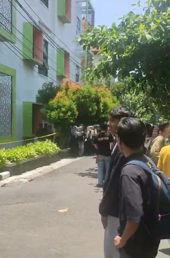 Mahasiswi UIN Raden Mas Surakarta menyemut di sekitar gedung lab tempat mahasiswi jurusan Psikologi Islam melompat dari rooftop, Jumat (17/10/2025).
