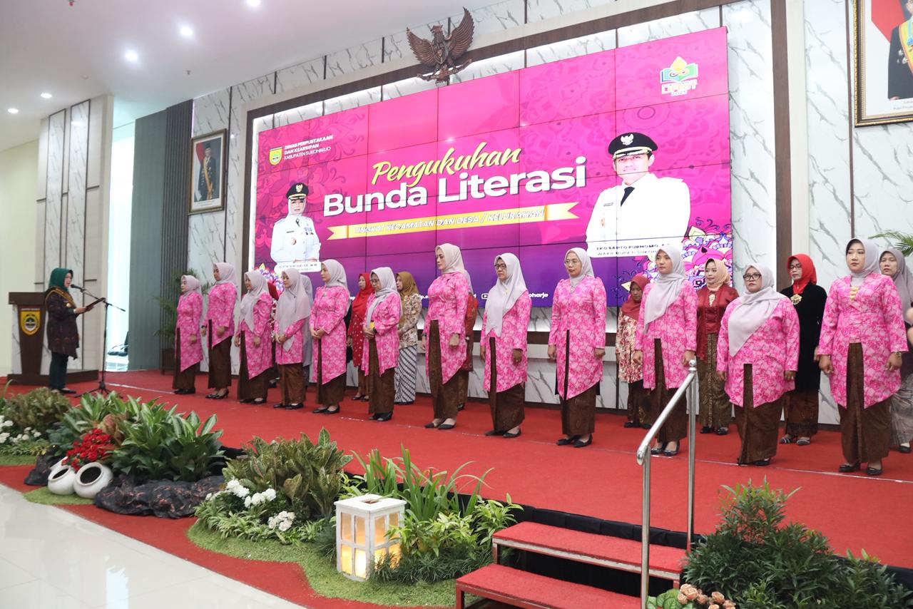 Pengukuhan Bunda Literasi tingkat kecamatan dan desa/kelurahan di Auditorium Wijaya Utama, Gedung Menara Wijaya Sukoharjo.
