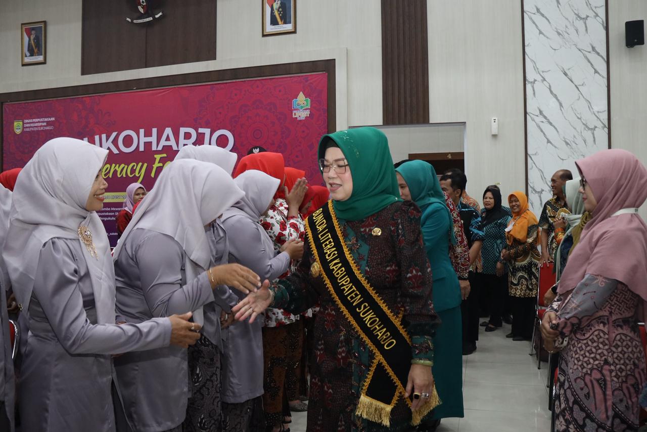 Bupati Etik Suryani beri ucapan selamat kepada Bunda Literasi tingkat kecamatan dan desa/kelurahan yang dikukuhkan di Auditorium Wijaya Utama, Gedung Menara Wijaya Sukoharjo, Kamis (16/10).