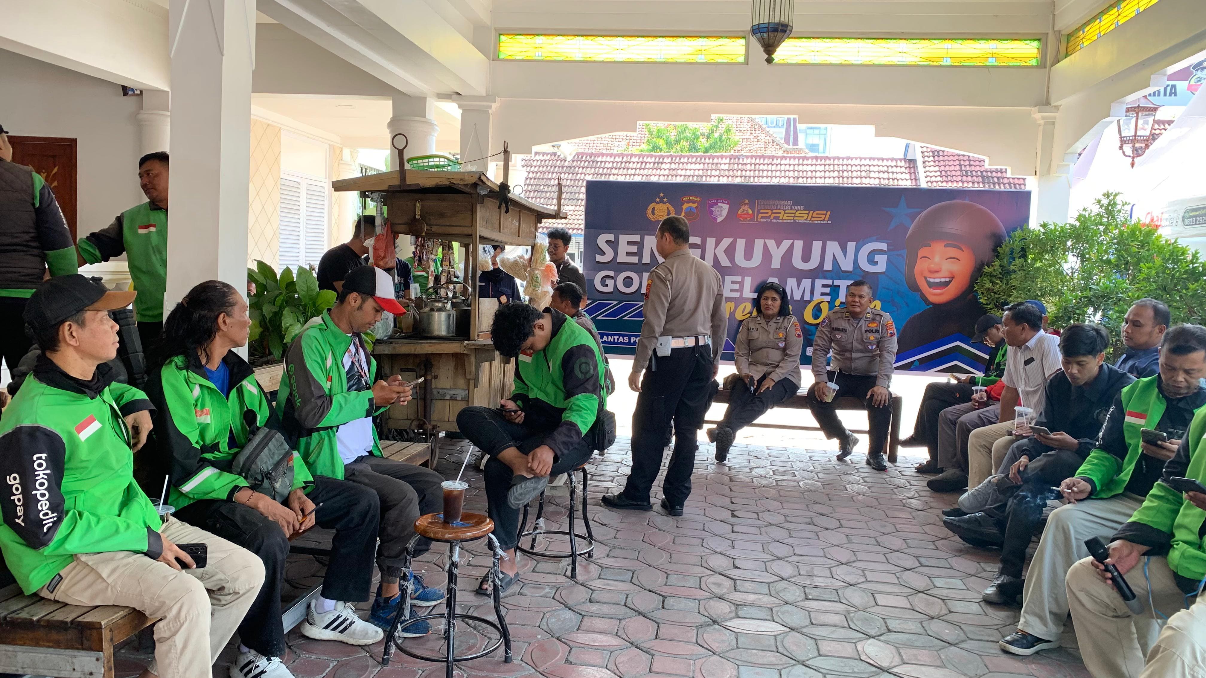 Polisi Menyapa yang digelar Polresta Solo kali ini digelar dengan tema &ldquo;Sengkuyung Golek Slamet Bareng Gojek&rdquo; (18/10/2025).