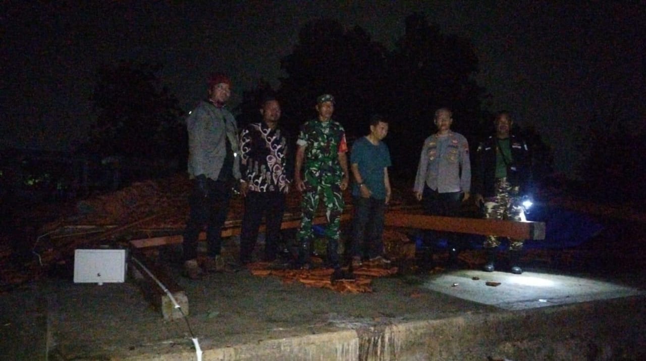Kondisi rumah joglo di Gondangrejo, Karanganyar yang ambruk, Sabtu (18/10/2025) petang. (Rudi Hartono/Radar Solo)