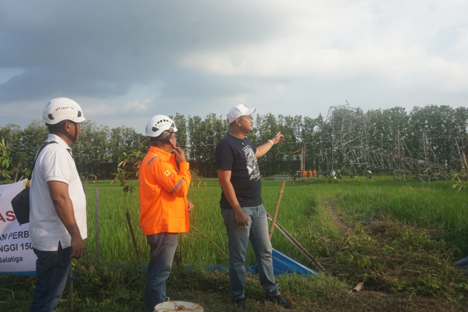 Bupati Klaten Hamenang Wajar Ismoyo saat mengecek tower yang roboh akibat diterjang angin kencang di Desa Mlese, Kecamatan Ceper, Klaten. (Angga Purenda/Radar Solo)