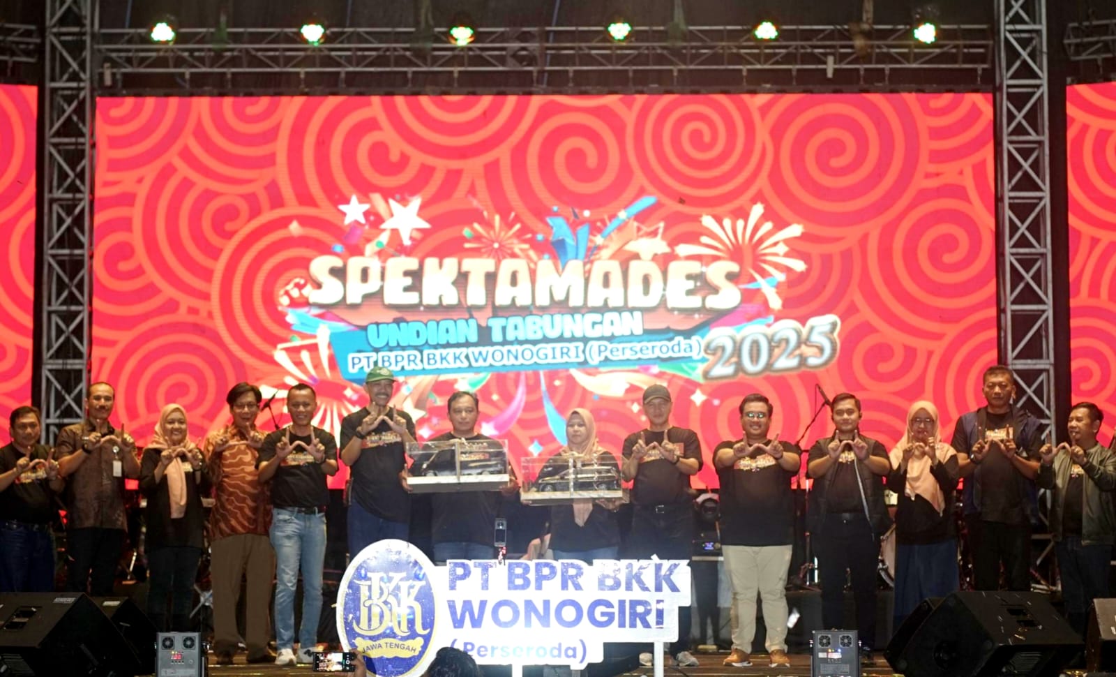 PT BPR BKK Wonogiri (Perseroda) menggelar undian tabungan berhadiah Spektamades 2025 di Lapangan Madya Mandala Kecamatan Baturetno, Wonogiri, Sabtu (18/10/2025).