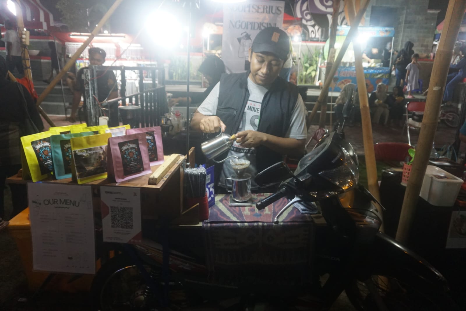 Pelaku usaha kopi yang ikut serta dalam stan Klaten Coffe Festival di Alun-alun Klaten, Sabtu (18/10/2025) malam. (Angga Purenda/Radar Solo)