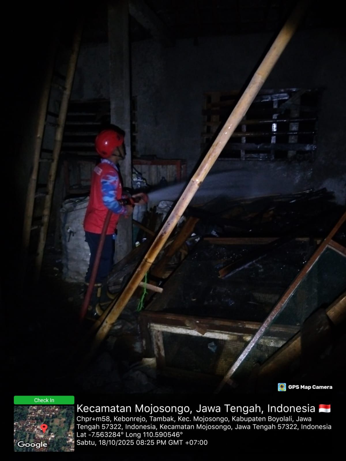 Personel Damkar Boyolali padamkan kebakaran rumah di Dukuh Kebonrejo, Desa Tambak, Kecamatan Mojosongo, Sabtu (18/10) malam.