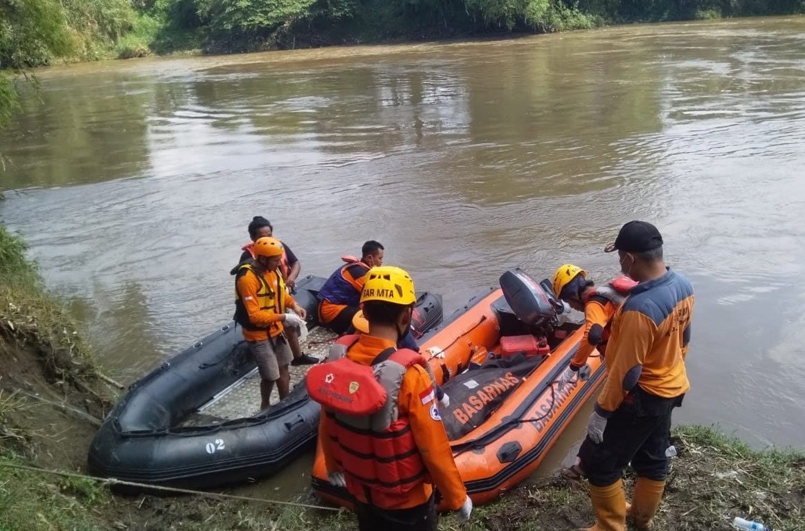 Tim SAR gabungan berupaya mencari pemuda asal Brebes yang tenggelam di Waduk Kedung Ombo, Sragen, Minggu (19/10/2025) pagi. (Ahmad Khairudin/Radar Solo)