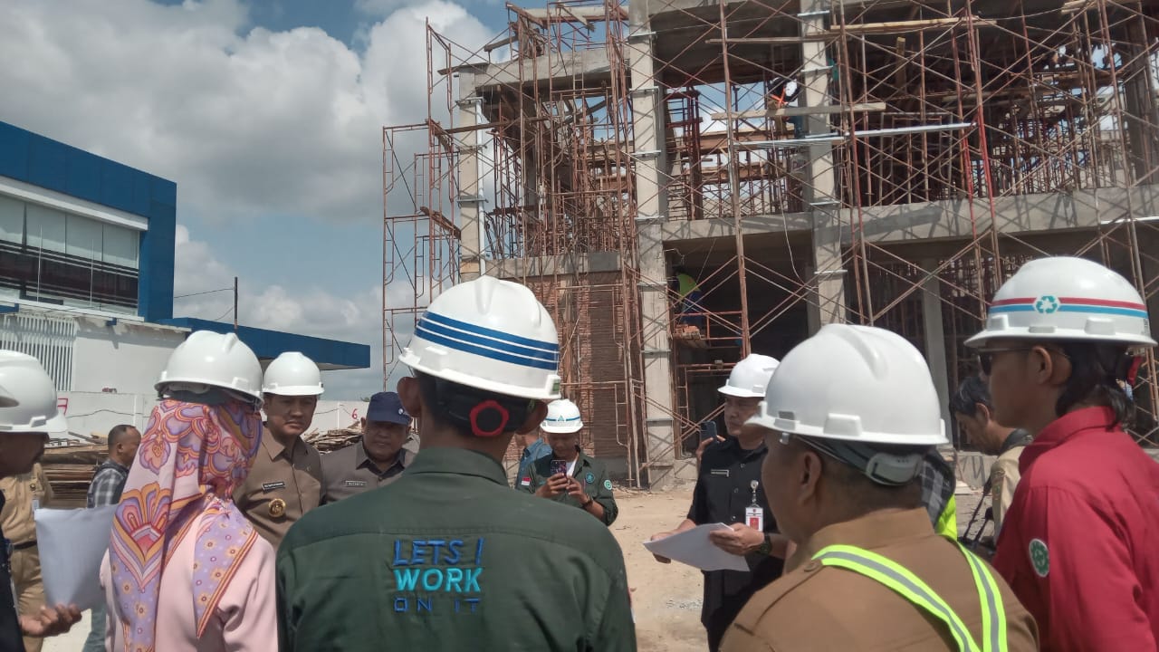 Bupati Etik Suryani sidak salah satu proyek gedung pemkab.