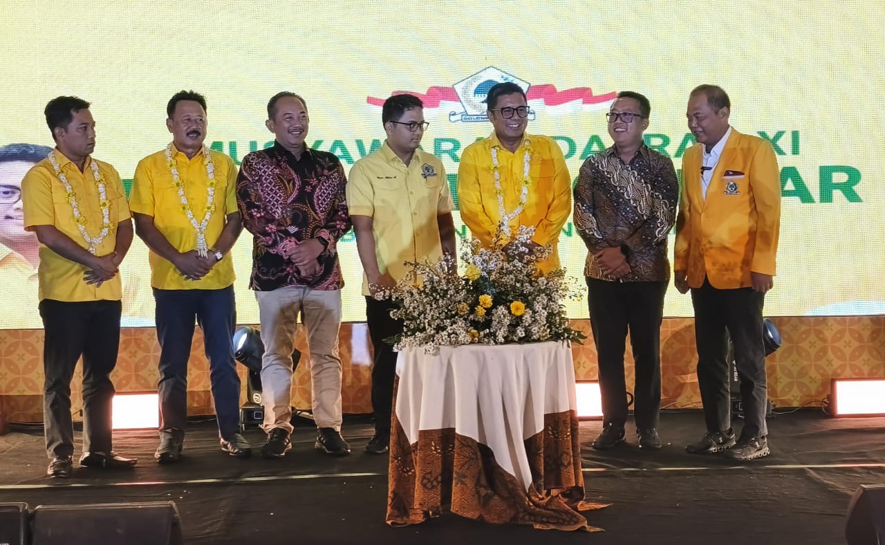 Pengurus Golkar Karanganyar bersama Bupati Rober Christanto dan Wakil Bupati Adhe Eliana saat musda DPD II Golkar Karanganyar, Sabtu (18/10/2025). (Rudi Hartono/Radar Solo)