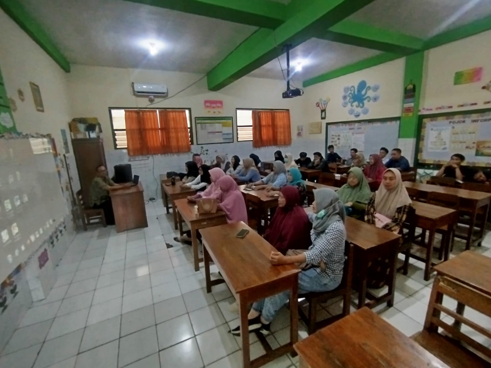 Pelatihan keamanan pangan siap saji bagi petugas penjamah makanan di SPPG yang digelar Dinkes Wonogiri, Sabtu (18/10/2025).