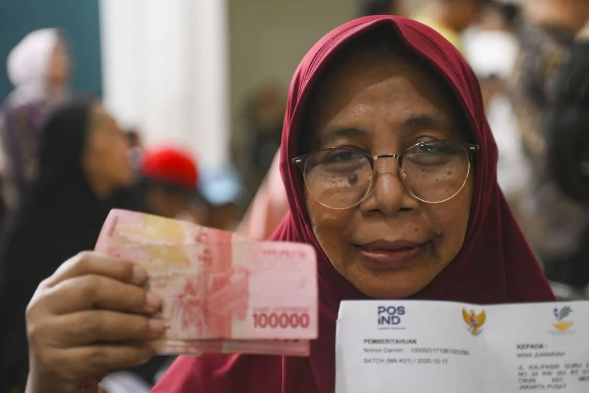 Bansos BLT Rp900 ribu mulai cair 20 Oktober 2025 lewat Himbara dan PT Pos. Cek tanda dan link resmi Kemensos di sini.
