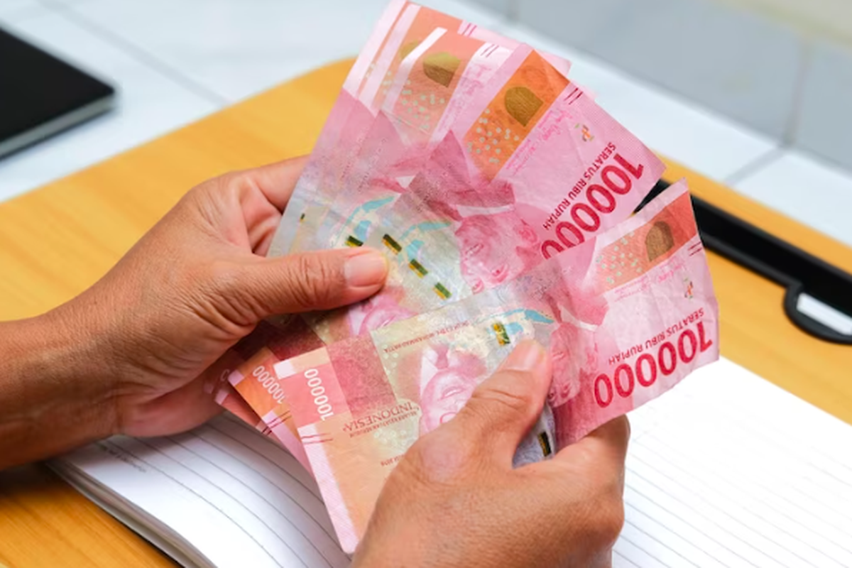Pemerintah salurkan BLT Kesra Rp900 ribu untuk desil 1&ndash;4 mulai 20 Oktober 2025. Cek daftar penerima dan mekanismenya di sini.