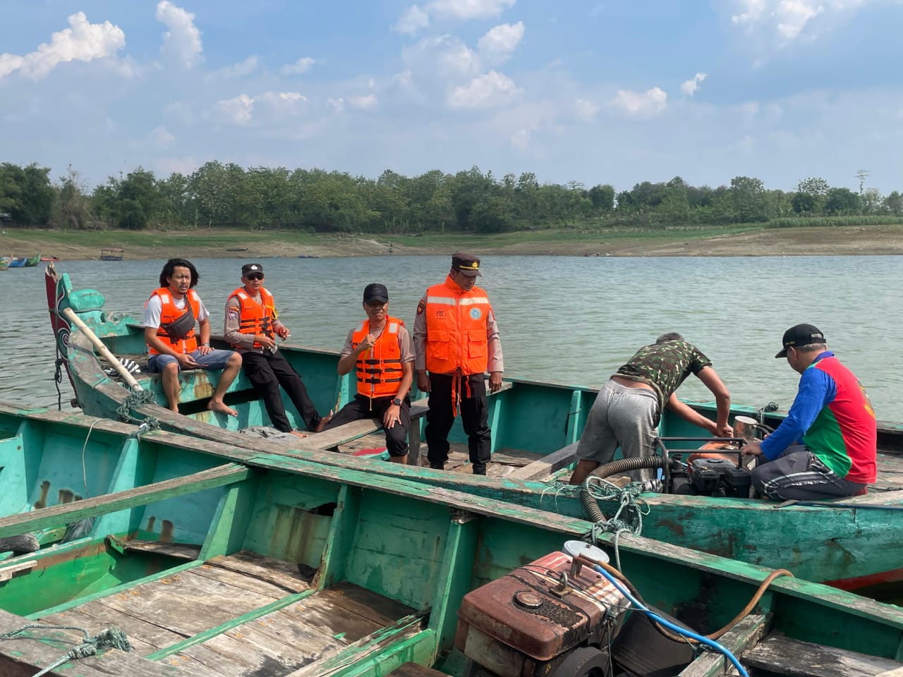 Tim SAR saat melakukan pencarian warga tenggelam di Waduk Kedung Ombo, Sumberlawang, Sragen, Minggu (19/10/2025) sore. (Ahmad Khairudin/Radar Solo)