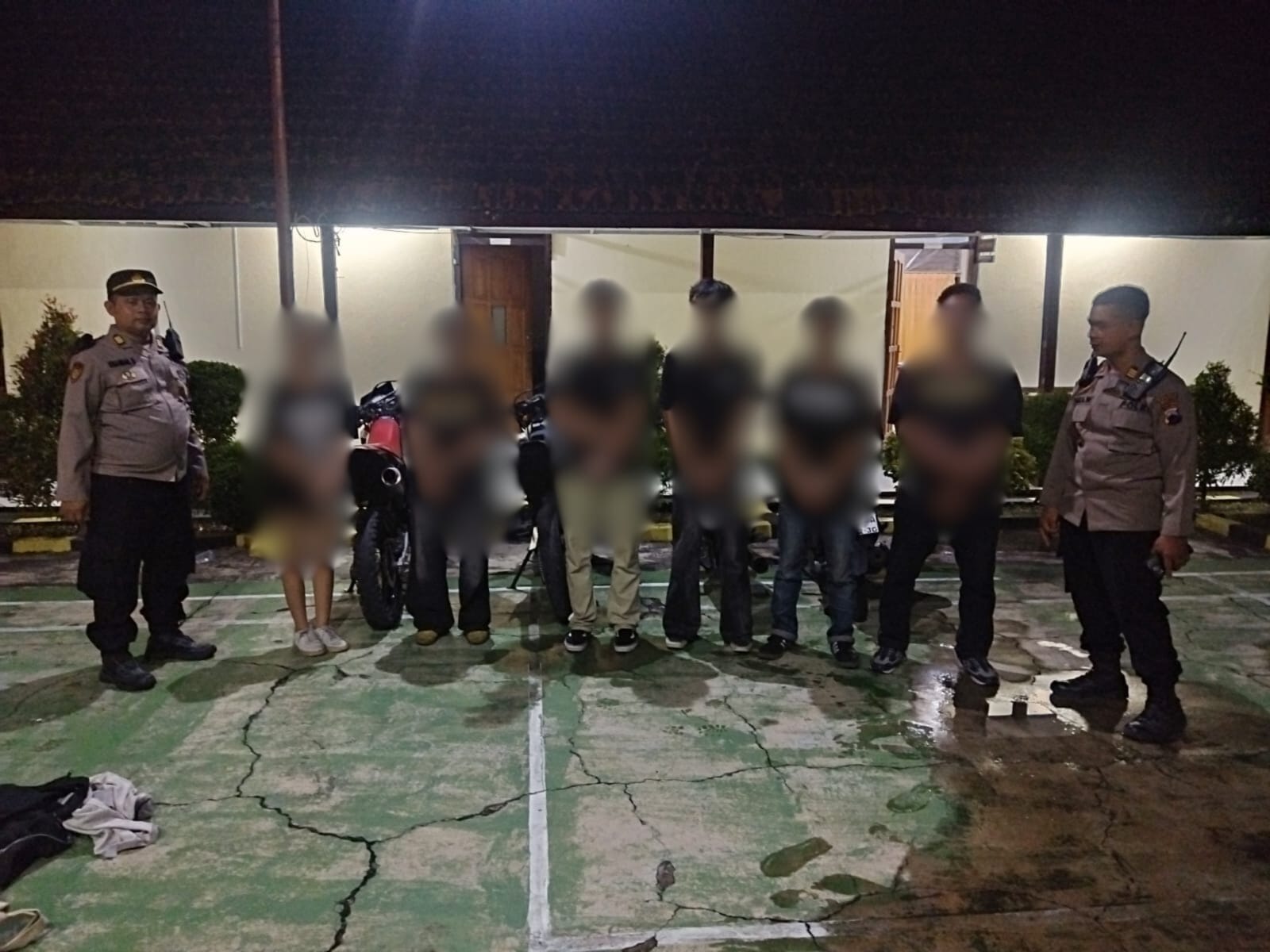 Enam pelaku konvoi dengan knalpot brong diamankan Polres Klaten bersama Polsek Delanggu, Minggu (19/10/2025) dini hari. (Dokumentasi Polres Klaten)