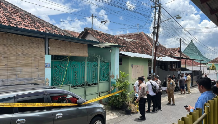 Polisi melakukan olah TKP suami tusuk istri hingga tewas di Banyuwangi, Senin (20/10/2025) pagi.