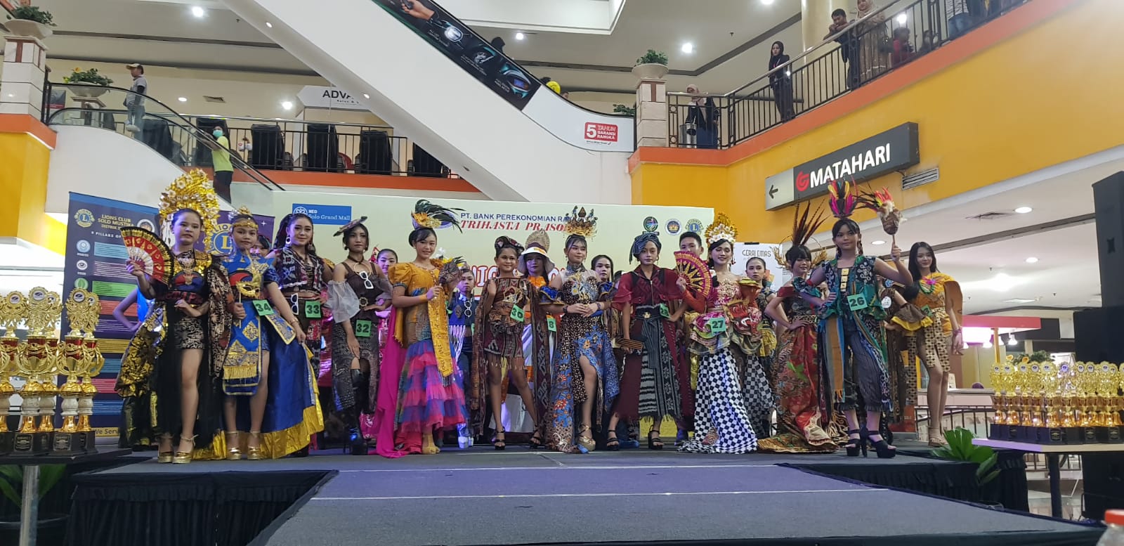 Fashion Show 2025 di NEO Solo Grand Mall hadirkan anak-anak berbakat tampil dengan wastra nusantara bertema kemandirian finansial.