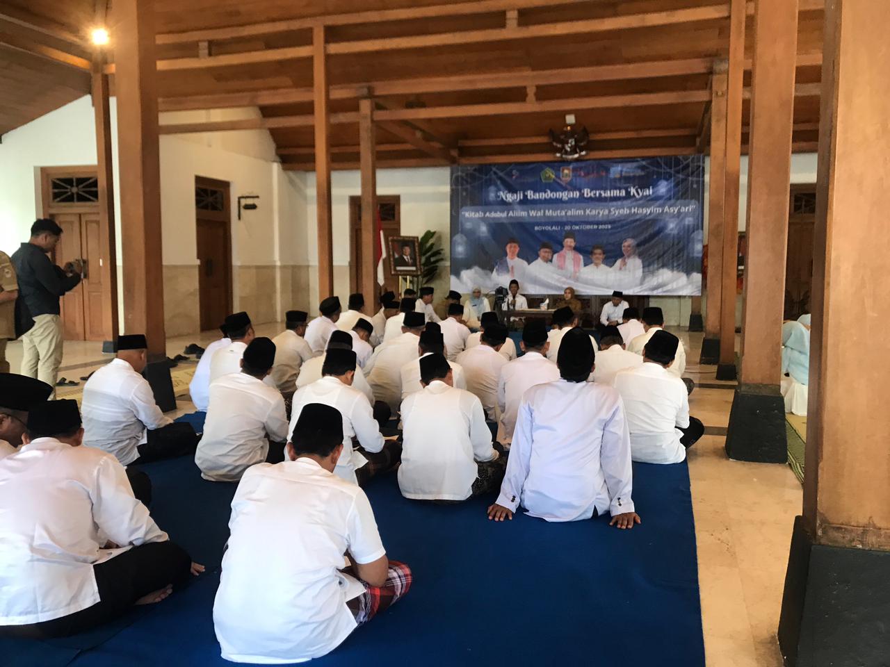 Ngaji Bandongan Bersama Kyai di Pendopo Alit Rumah Dinas Bupati Boyolali, Senin (20/10/2025).