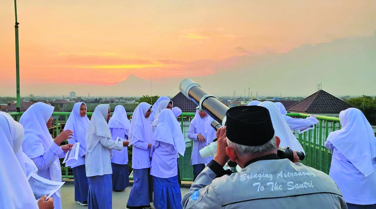 DALAMI PRAKTIK: Club Astronomi Santri Assalaam (CASA) tengah menjalani pembelajaran di Pondok Pesantren Assalam