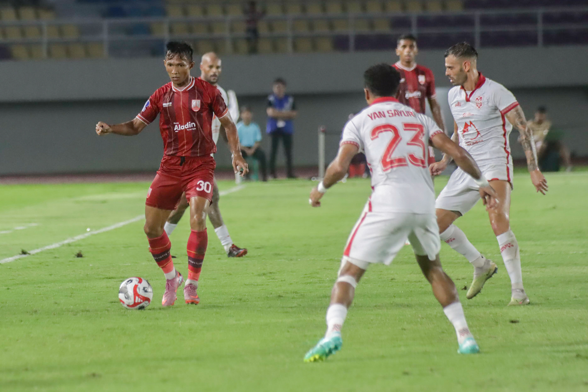 PEKERJAAN MENUMPUK: Bek Persis Solo Eky Taufik (kiri) saat melawan Malut United di Stadion Manahan, Senin malam (20/10)