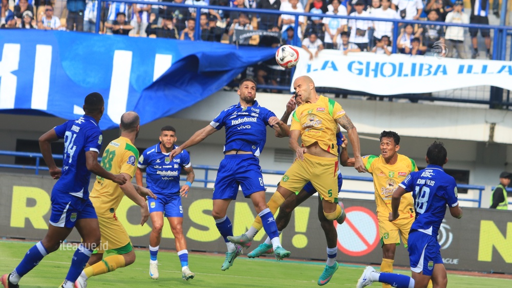 DUEL UDARA: Persib Bandung saat melawan Persebaya Surabaya dalam laga lanjutan Super League.